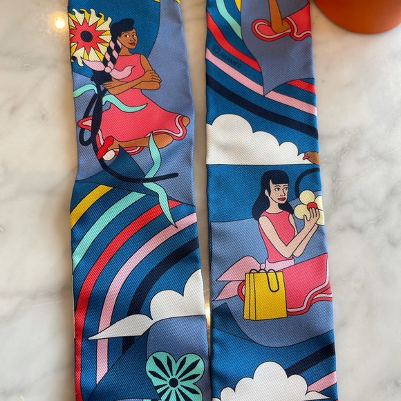 * Sold * 100% Authentic Brand New with tag Hermes Twilly - “Carres Volant” NWT - Picture 2 of 9